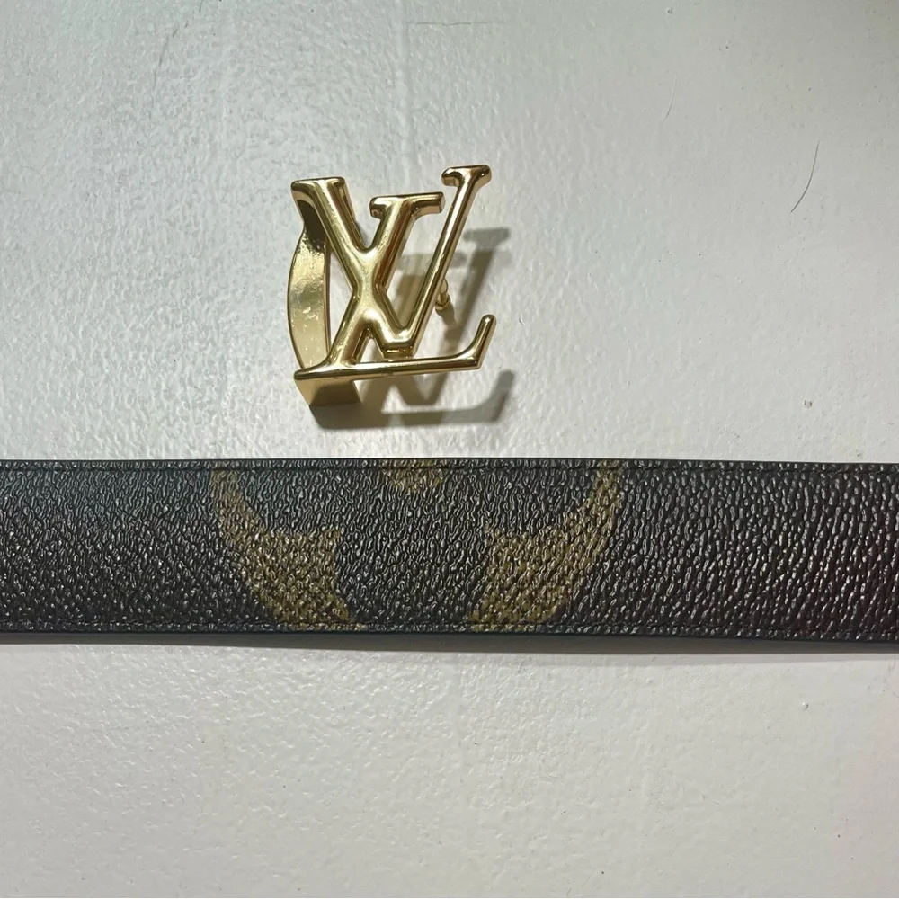 Louis Vuitton 30mm Reversible Belt with Signature LV Buckle - Picture 5 of 6